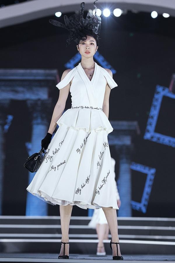 Lần đầu tiên, hoa hậu Kỳ Duyên nắm tay Đỗ Mỹ Linh công phá sàn catwalk-10