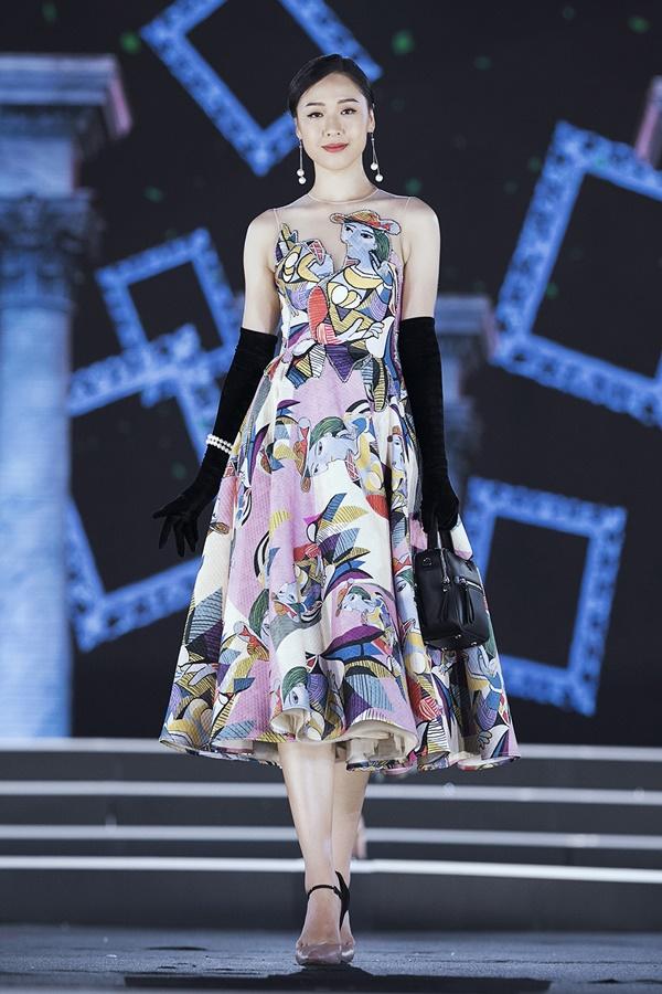 Lần đầu tiên, hoa hậu Kỳ Duyên nắm tay Đỗ Mỹ Linh công phá sàn catwalk-11