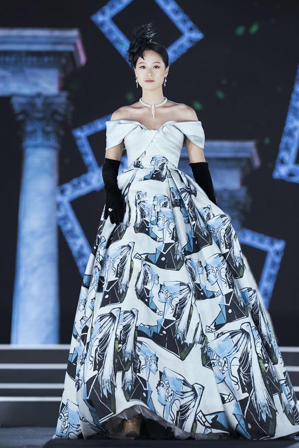 Lần đầu tiên, hoa hậu Kỳ Duyên nắm tay Đỗ Mỹ Linh công phá sàn catwalk-15