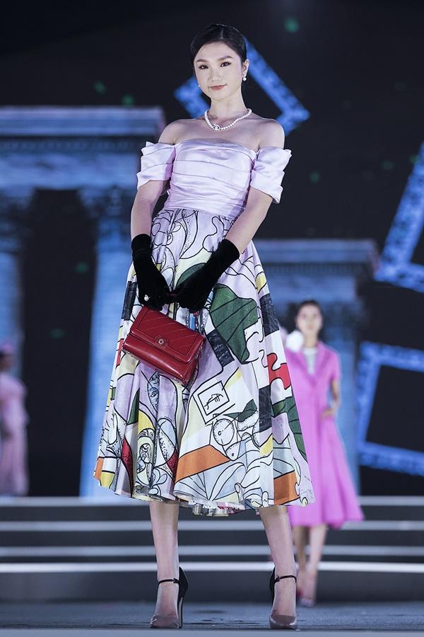 Lần đầu tiên, hoa hậu Kỳ Duyên nắm tay Đỗ Mỹ Linh công phá sàn catwalk-18