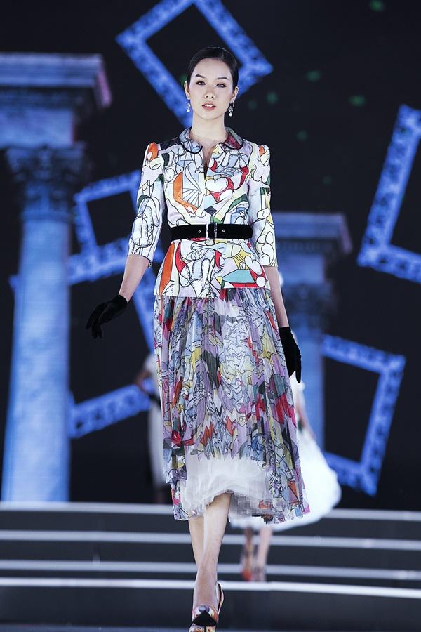 Lần đầu tiên, hoa hậu Kỳ Duyên nắm tay Đỗ Mỹ Linh công phá sàn catwalk-21