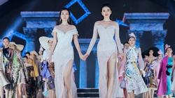 Lần đầu tiên, hoa hậu Kỳ Duyên nắm tay Đỗ Mỹ Linh 'công phá' sàn catwalk