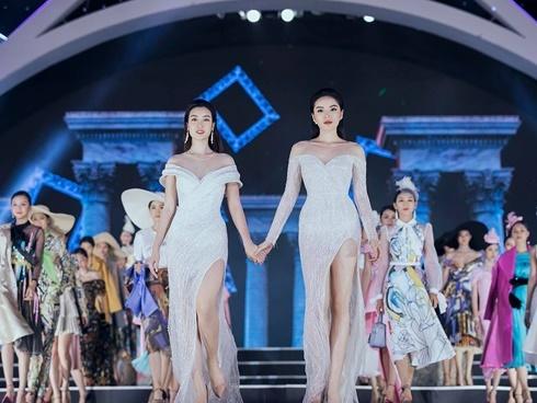 Lần đầu tiên, hoa hậu Kỳ Duyên nắm tay Đỗ Mỹ Linh 'công phá' sàn catwalk