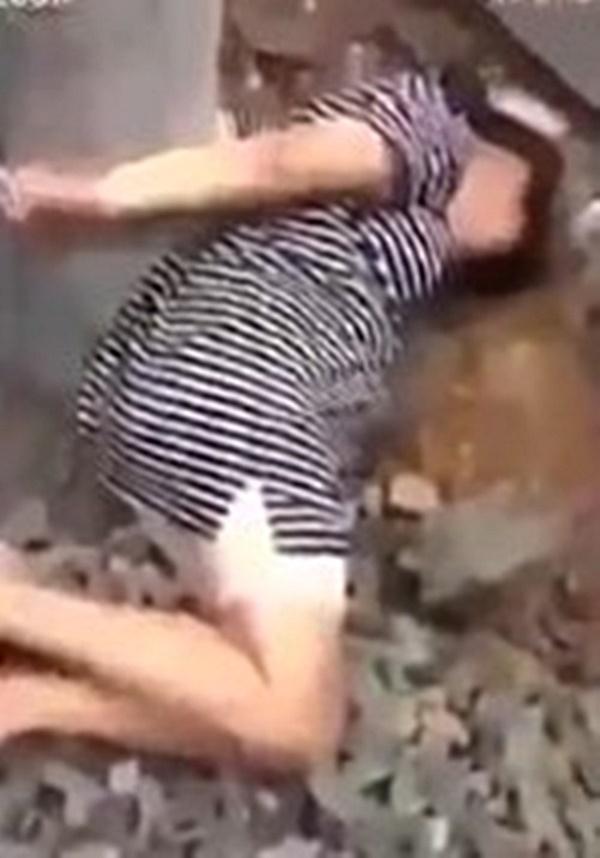 Không nấu cơm trưa, vợ mang thai 7 tháng bị chồng trói vào cột đánh đập dã man-2