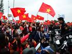 Cổ động viên hồi hộp chờ đón đoàn Olympic Việt Nam về nước