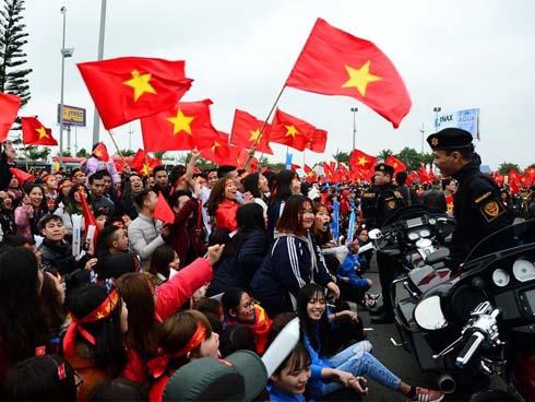 Cổ động viên hồi hộp chờ đón đoàn Olympic Việt Nam về nước