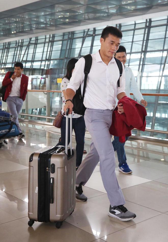 Bùi Tiến Dũng, Công Phượng cùng tuyển U23 Việt Nam mặc sơ mi bảnh bao về nước-1