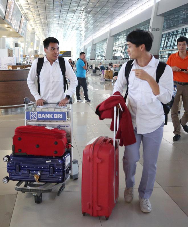 Bùi Tiến Dũng, Công Phượng cùng tuyển U23 Việt Nam mặc sơ mi bảnh bao về nước-3