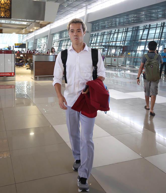 Bùi Tiến Dũng, Công Phượng cùng tuyển U23 Việt Nam mặc sơ mi bảnh bao về nước-5