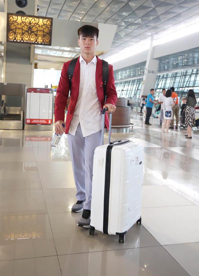 Bùi Tiến Dũng, Công Phượng cùng tuyển U23 Việt Nam mặc sơ mi bảnh bao về nước-7