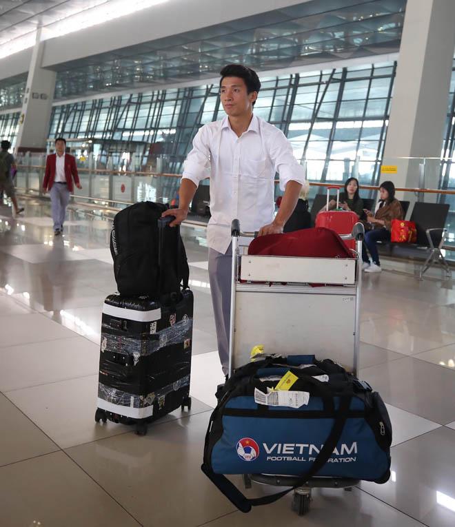 Bùi Tiến Dũng, Công Phượng cùng tuyển U23 Việt Nam mặc sơ mi bảnh bao về nước-6