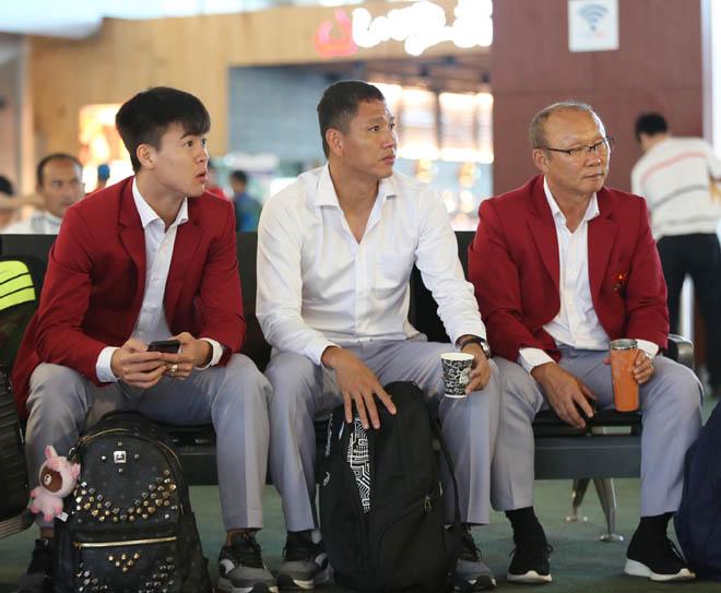 Bùi Tiến Dũng, Công Phượng cùng tuyển U23 Việt Nam mặc sơ mi bảnh bao về nước-9