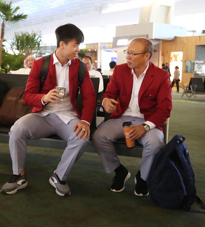 Bùi Tiến Dũng, Công Phượng cùng tuyển U23 Việt Nam mặc sơ mi bảnh bao về nước-8