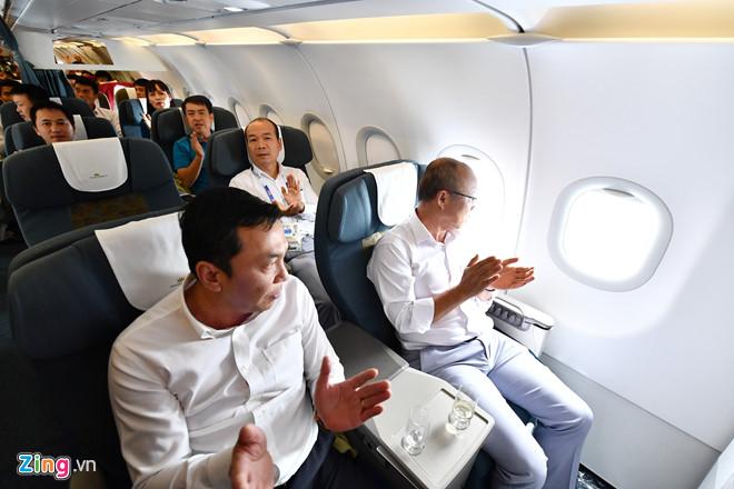 U23 Việt Nam đã đáp xuống Nội Bài trong vòng vây người hâm mộ-7