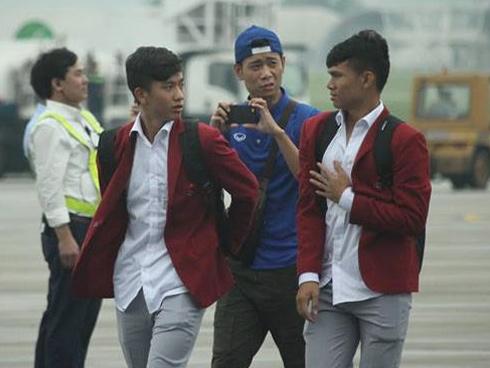 U23 Việt Nam đã đáp xuống Nội Bài trong vòng vây người hâm mộ-4
