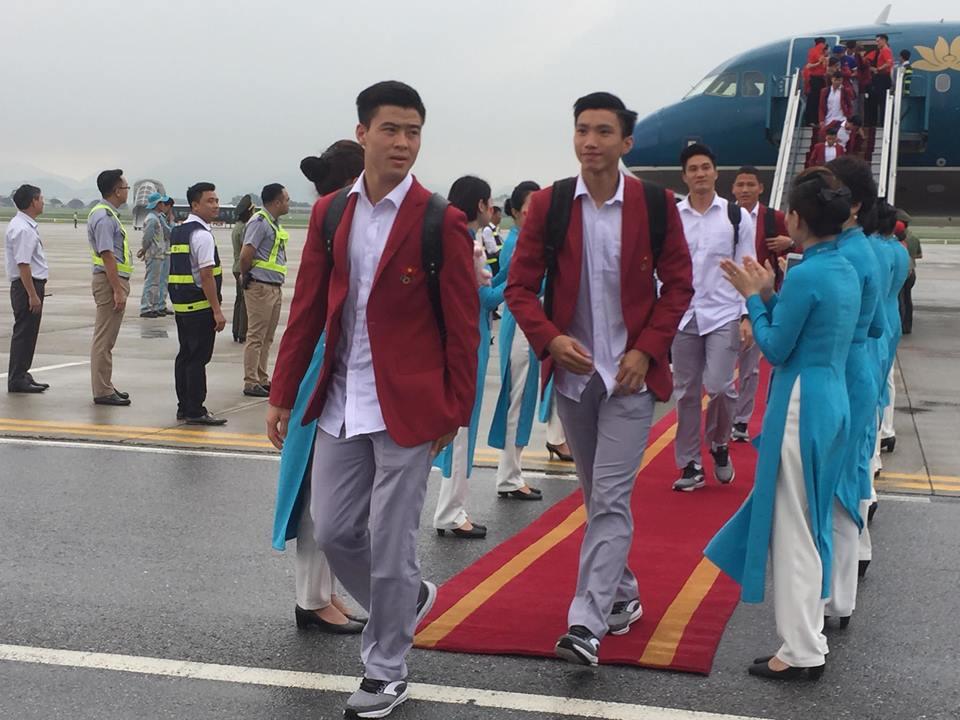 U23 Việt Nam đã đáp xuống Nội Bài trong vòng vây người hâm mộ-3