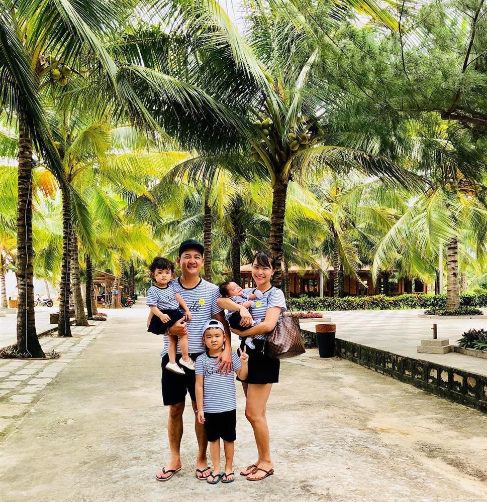 Lan Khuê sánh đôi bên ông xã Tuấn John du hí trời tây-5