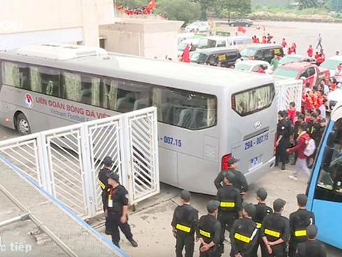 U23 Việt Nam đặt chân về nước: Người muốn ôm mẹ, người thèm ngồi xe cà tàng bố chở-4