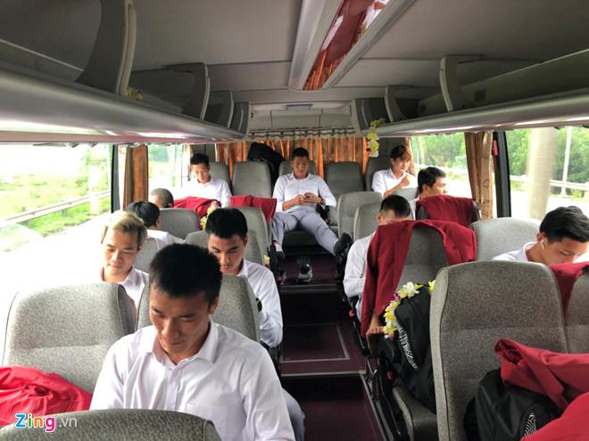 U23 Việt Nam đặt chân về nước: Người muốn ôm mẹ, người thèm ngồi xe cà tàng bố chở-1