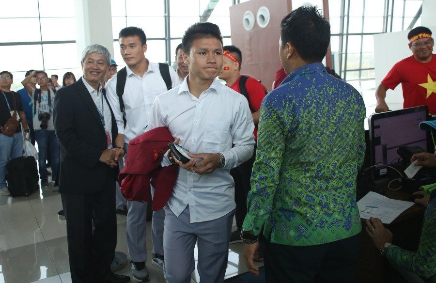 U23 Việt Nam đặt chân về nước: Người muốn ôm mẹ, người thèm ngồi xe cà tàng bố chở-2