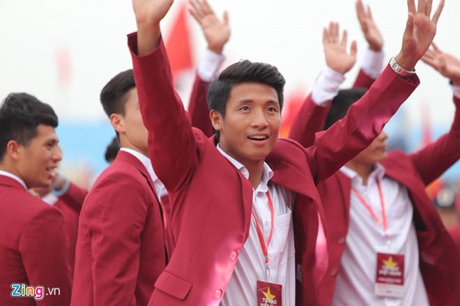 U23 Việt Nam lên sân khấu nhận hoa của Ban tổ chức-2