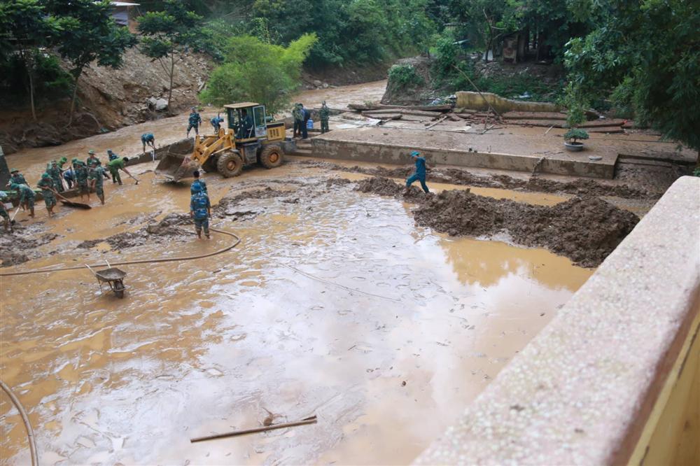 Thầy cô oằn mình đẩy bùn lũ trong lễ 2/9 để trò khai giảng đúng ngày-1