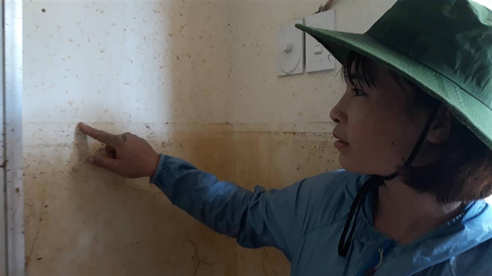 Thầy cô oằn mình đẩy bùn lũ trong lễ 2/9 để trò khai giảng đúng ngày-3