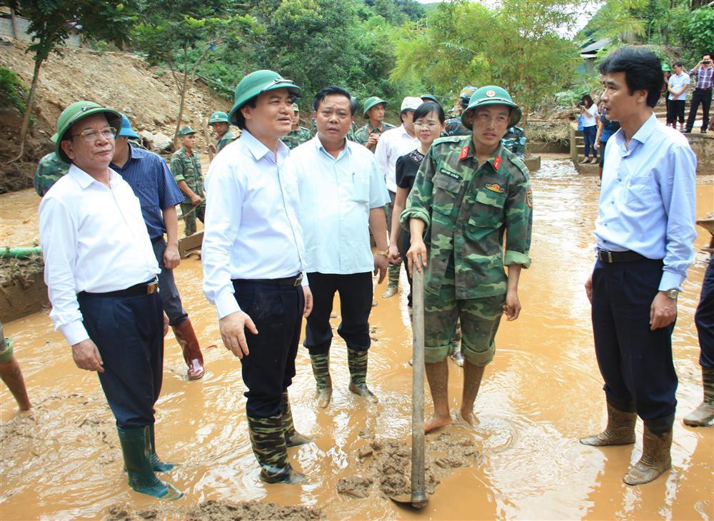 Thầy cô oằn mình đẩy bùn lũ trong lễ 2/9 để trò khai giảng đúng ngày-4