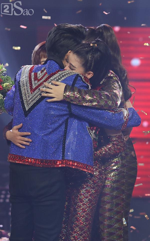 Chuyện hy hữu Chung kết The Voice: Cúp quán quân bị gãy ngay sau khi trao cho học trò Noo Phước Thịnh-3