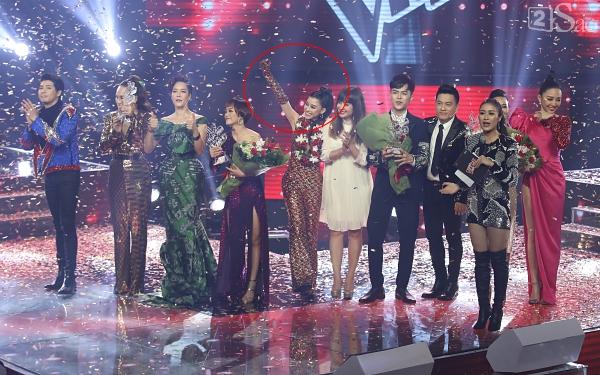 Chuyện hy hữu Chung kết The Voice: Cúp quán quân bị gãy ngay sau khi trao cho học trò Noo Phước Thịnh-6