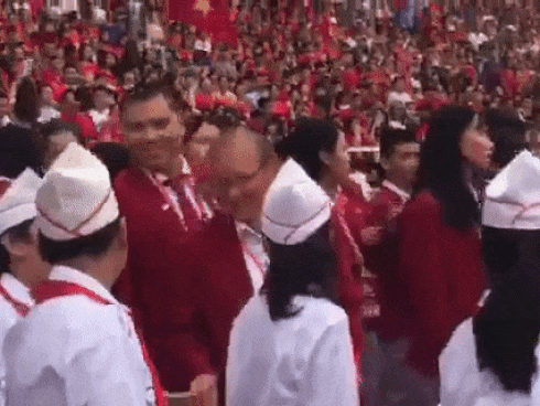 Lễ mừng công vừa kết thúc, dân mạng Việt lại phát sốt trước ngoại hình của huấn luyện viên Park khi còn trẻ-5