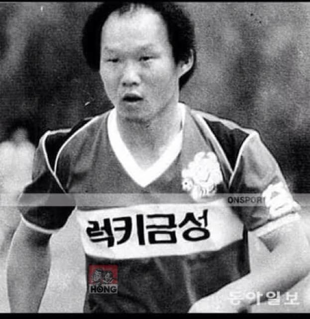 Lễ mừng công vừa kết thúc, dân mạng Việt lại phát sốt trước ngoại hình của huấn luyện viên Park khi còn trẻ-4