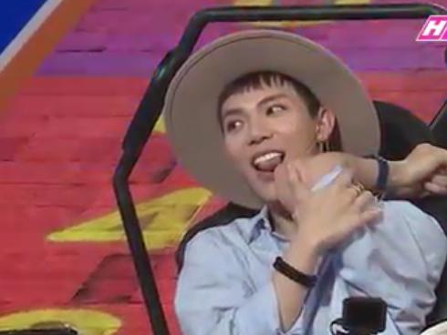 Erik giải thích hình ảnh mặc áo rách trên sóng trực tiếp-3