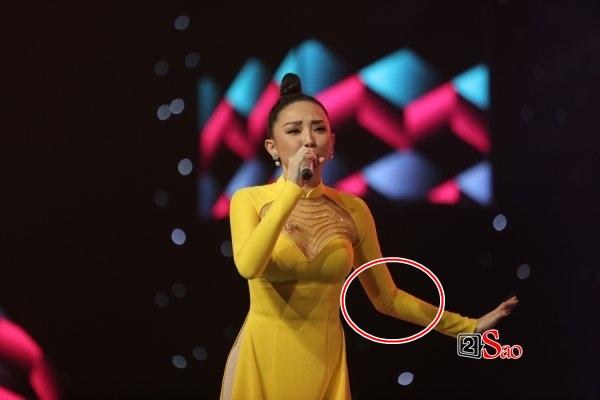 Ơ kìa, ai chỉnh ảnh quá đà mà tay Tóc Tiên như suy dinh dưỡng thế kia?-1