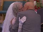 Chú rể 95 tuổi trao lời thề nguyền với cô dâu 81 tuổi khiến bao người ngưỡng mộ