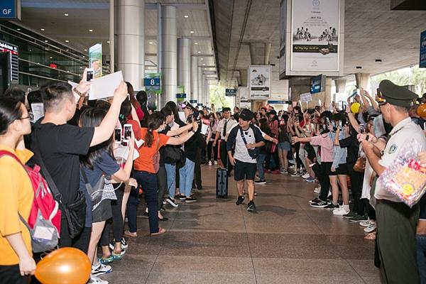 Dara (2NE1) trẻ trung bất ngờ ở tuổi 33, quay phim fan Việt ở sân bay-1