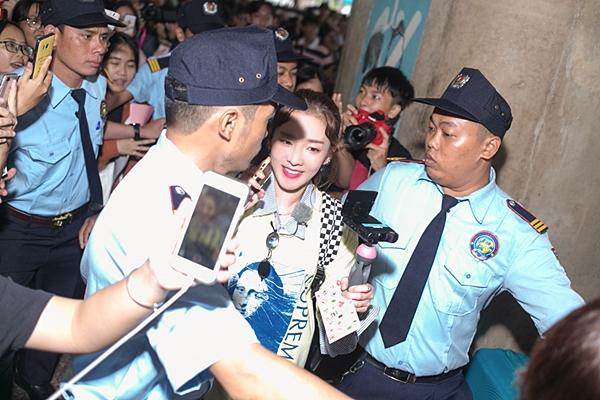 Dara (2NE1) trẻ trung bất ngờ ở tuổi 33, quay phim fan Việt ở sân bay-3