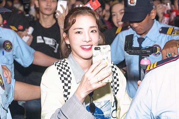 Dara (2NE1) trẻ trung bất ngờ ở tuổi 33, quay phim fan Việt ở sân bay-4
