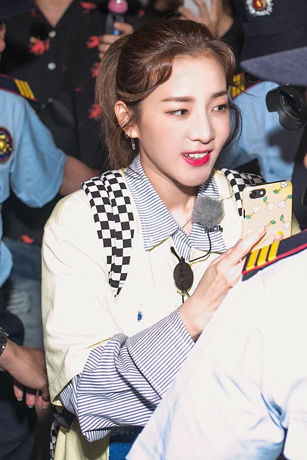Dara (2NE1) trẻ trung bất ngờ ở tuổi 33, quay phim fan Việt ở sân bay-6