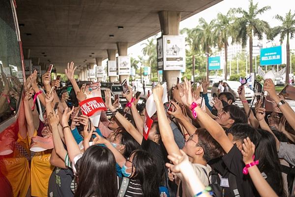 Dara (2NE1) trẻ trung bất ngờ ở tuổi 33, quay phim fan Việt ở sân bay-8