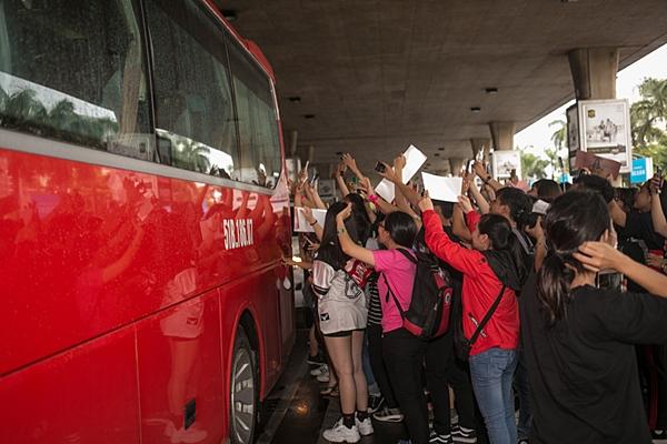 Dara (2NE1) trẻ trung bất ngờ ở tuổi 33, quay phim fan Việt ở sân bay-9