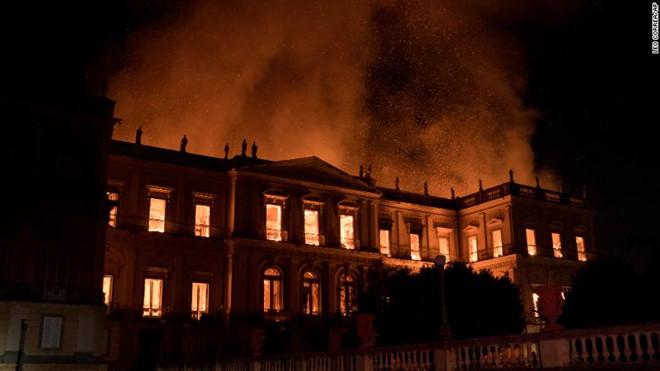 Bảo tàng Quốc gia 200 năm tuổi ở Brazil chìm trong biển lửa-1