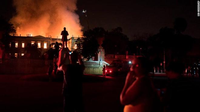 Bảo tàng Quốc gia 200 năm tuổi ở Brazil chìm trong biển lửa-2