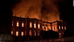 Bảo tàng Quốc gia 200 năm tuổi ở Brazil chìm trong biển lửa