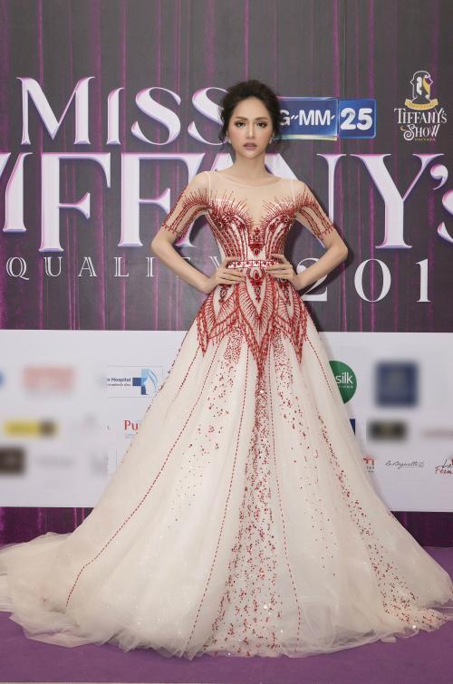 Lại một lần nữa Hương Giang và Huyền My đụng hàng nhưng á hậu thua vì kiểu tóc sến súa?-1