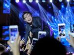 Hà Anh Tuấn bắt nhịp cho khán giả cùng hát bản karaoke quốc dân