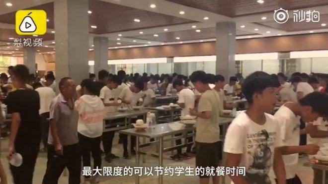 Trường bắt học sinh ăn đứng, dành nhiều thời gian cho học tập-1