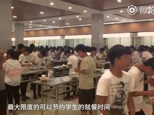 Trường bắt học sinh ăn đứng, dành nhiều thời gian cho học tập