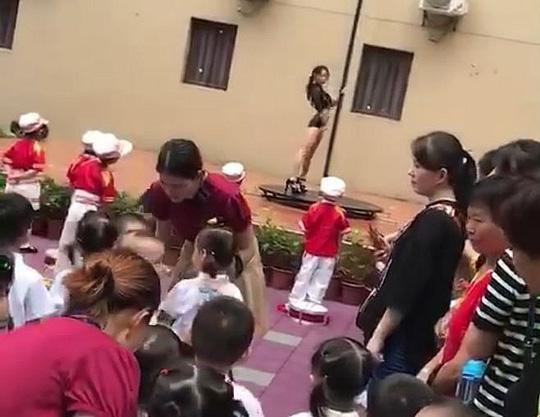 Trung Quốc: Trường mẫu giáo mừng khai giảng bằng... múa cột-1