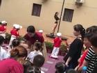 Trung Quốc: Trường mẫu giáo mừng khai giảng bằng... múa cột